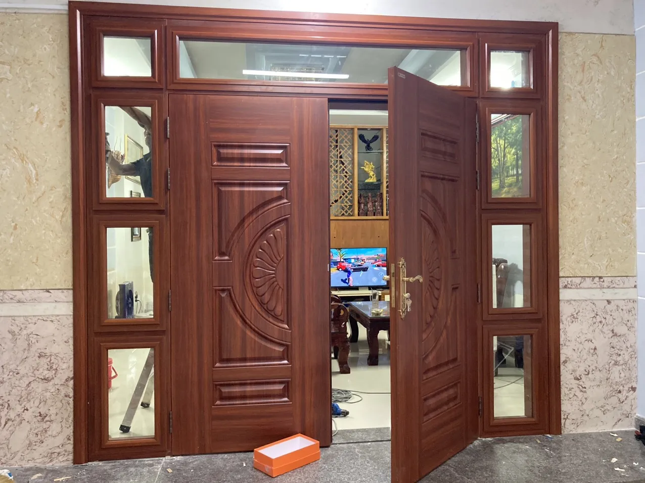 cách phân biệt Cửa thép vân gỗ